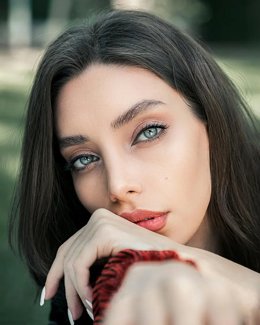 Brow lift — sourcils restructurés et fixés en position liftée