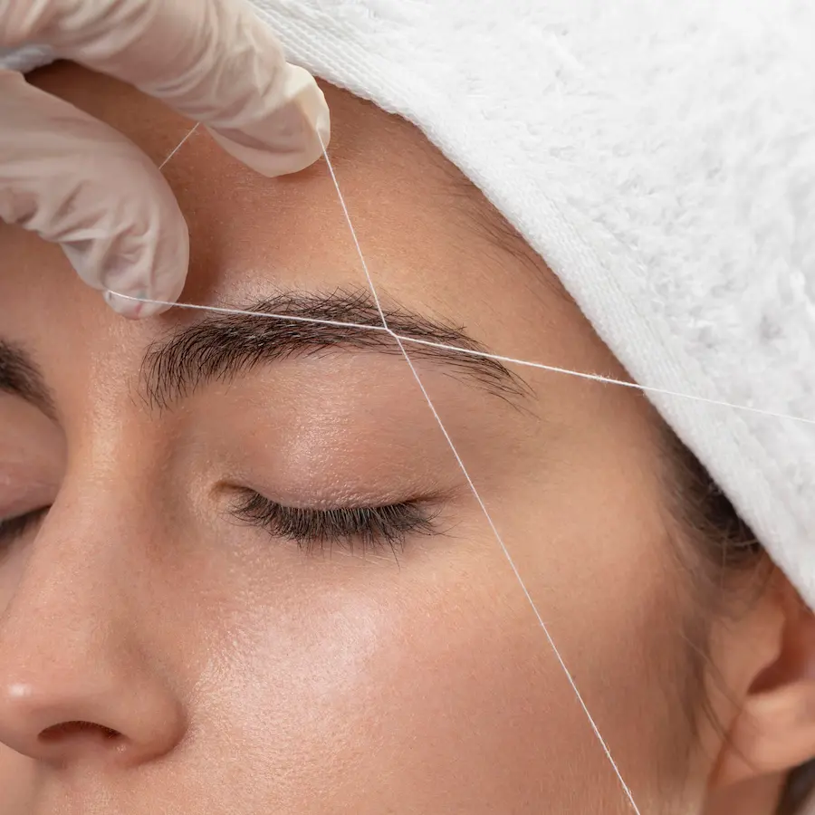 Épilation au fil — technique ancestrale précise pour sourcils et visage
